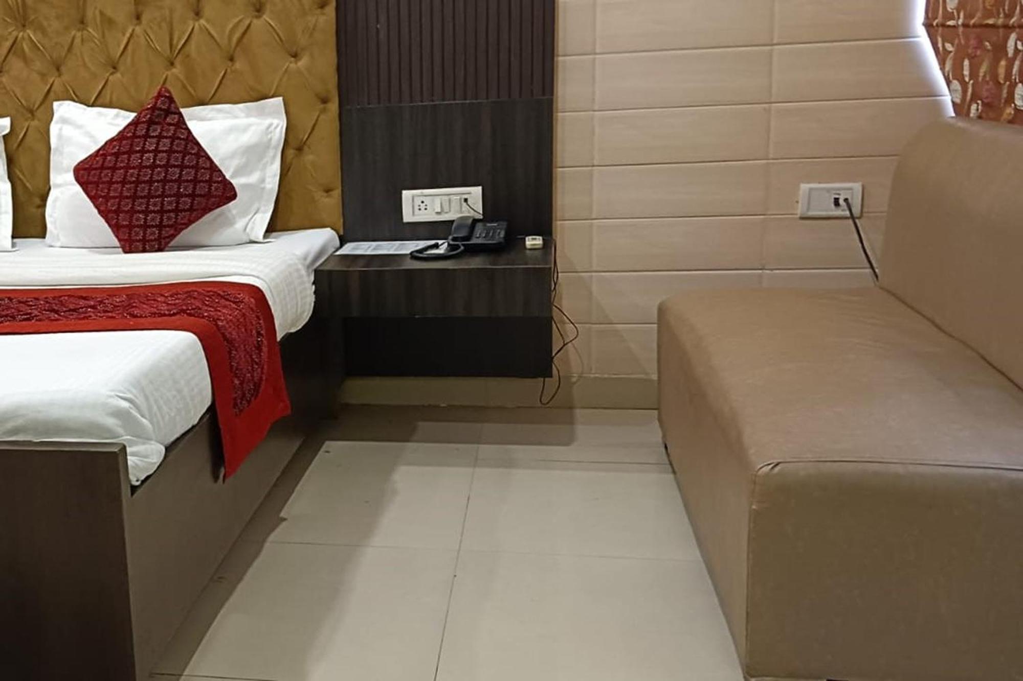 Hotel Shree Kanta Gurgáon Kültér fotó