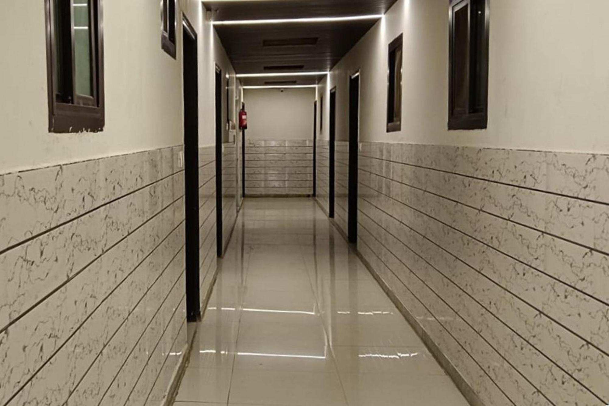 Hotel Shree Kanta Gurgáon Kültér fotó